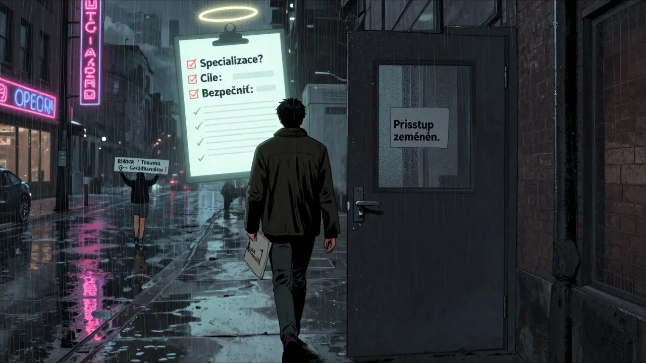 Osoba opouští terapeutickou místnost v dešti, za ní se objevuje kontrolní seznam s klíčovými otázkami.